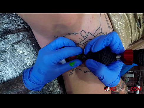 ❤️ Extreem getatoeëerde hottie Sully Savage kreeg een tatoeage op haar clitoris ❌ Porn video at porn nl.taxiporec.top